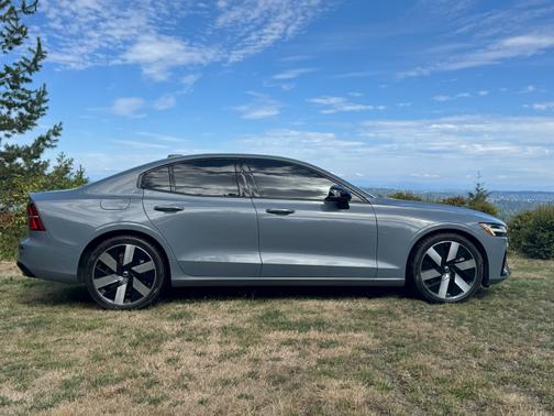 2023 Volvo S60 Recharge Plug-In Hybrid T8 Plus Dark Theme