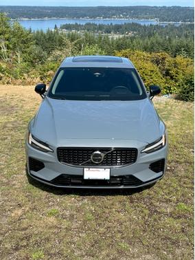 2023 Volvo S60 Recharge Plug-In Hybrid T8 Plus Dark Theme