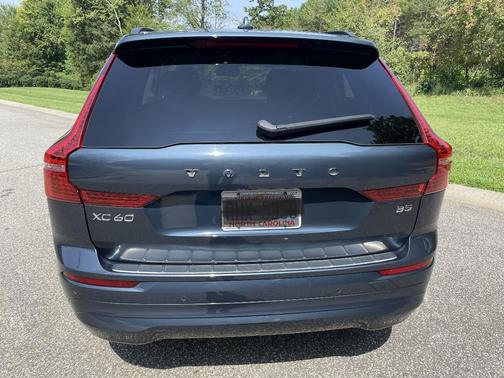 Blue 2022 Volvo XC60 B5 Momentum