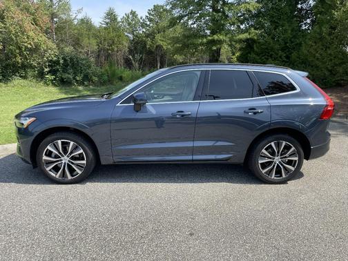 Blue 2022 Volvo XC60 B5 Momentum