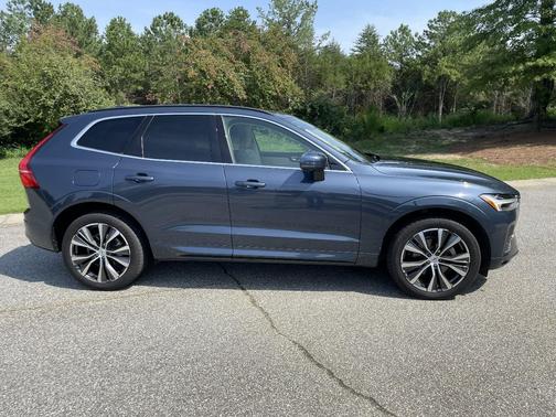 Blue 2022 Volvo XC60 B5 Momentum
