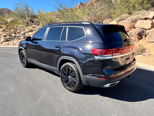 Black 2024 Volkswagen Atlas 2.0T SE w/Technology