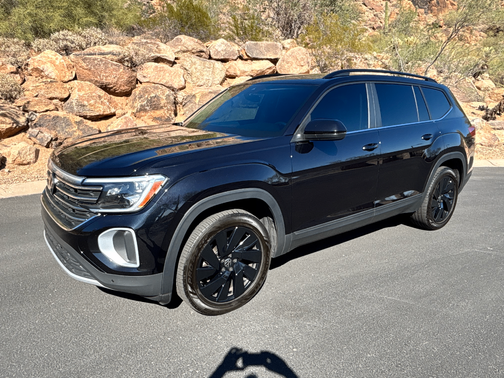 Black 2024 Volkswagen Atlas 2.0T SE w/Technology