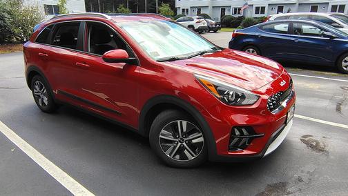 Red 2022 Kia Niro LXS SE