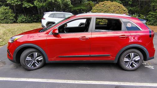 Red 2022 Kia Niro LXS SE