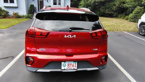 Red 2022 Kia Niro LXS SE