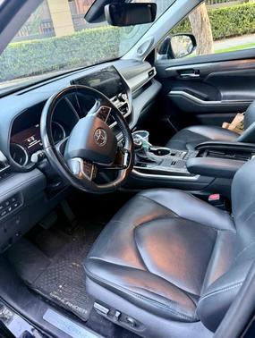 Black 2021 Toyota Highlander Hybrid Limited
