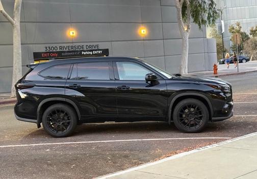 Black 2021 Toyota Highlander Hybrid Limited