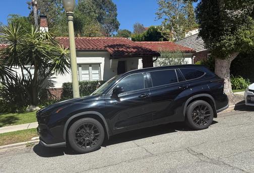 Black 2021 Toyota Highlander Hybrid Limited
