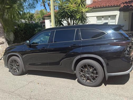 Black 2021 Toyota Highlander Hybrid Limited