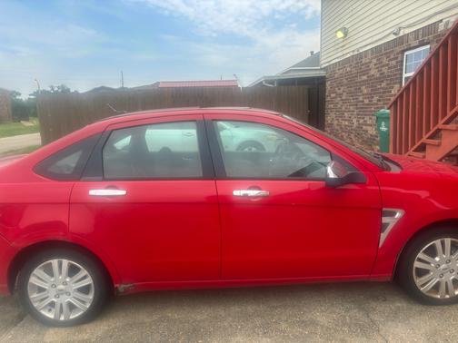 Red 2008 Ford Focus SE