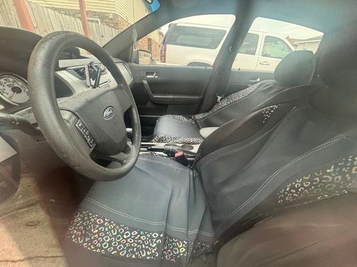 Red 2008 Ford Focus SE