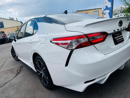 2020 Toyota Camry SE
