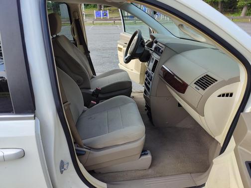 White 2010 Chrysler Town & Country LX