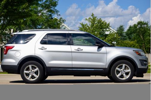 Silver 2016 Ford Explorer XLT