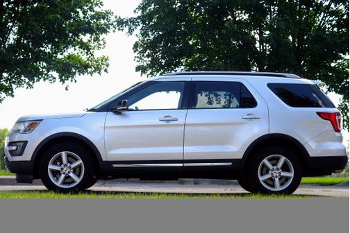 Silver 2016 Ford Explorer XLT