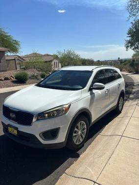 White 2016 Kia Sorento LX