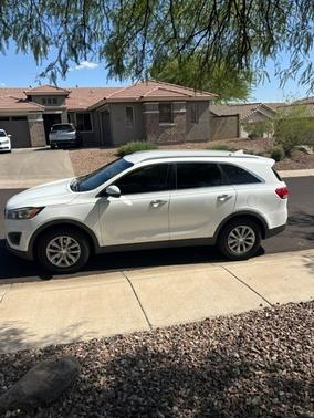 White 2016 Kia Sorento LX