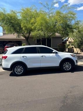 White 2016 Kia Sorento LX