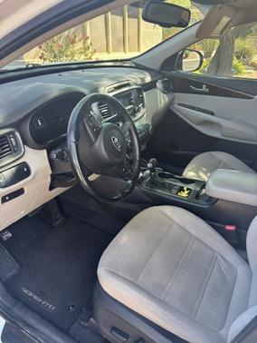 White 2016 Kia Sorento LX