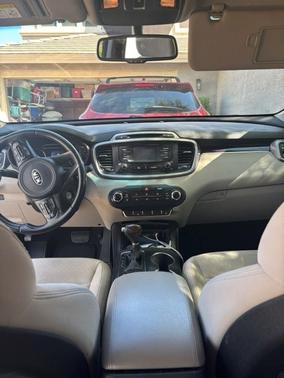 White 2016 Kia Sorento LX