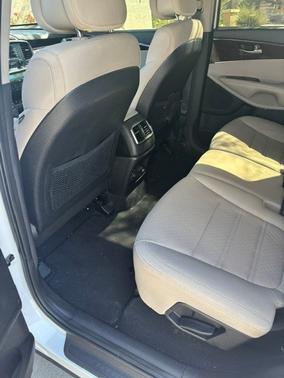 White 2016 Kia Sorento LX