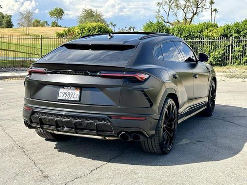 2021 Lamborghini Urus Pearl Capsule