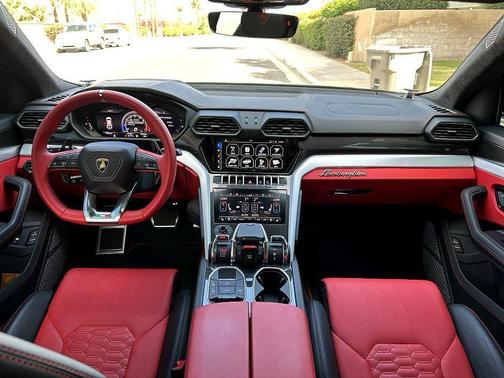 2021 Lamborghini Urus Pearl Capsule