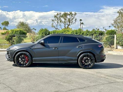 2021 Lamborghini Urus Pearl Capsule