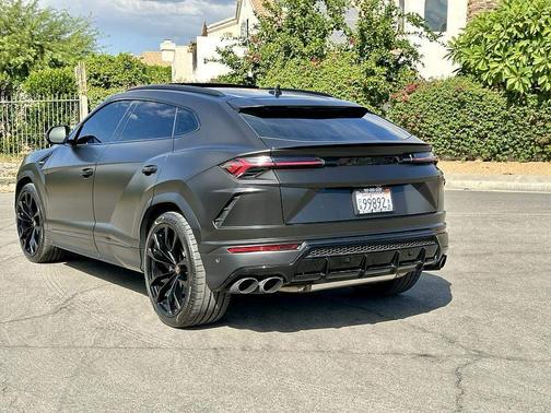 2021 Lamborghini Urus Pearl Capsule