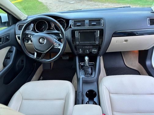 White 2016 Volkswagen Jetta 1.8T SEL