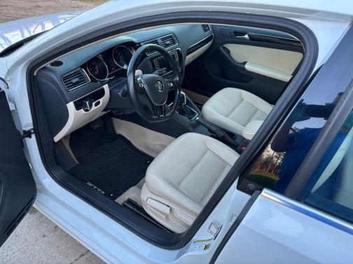 White 2016 Volkswagen Jetta 1.8T SEL