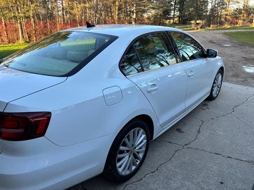 White 2016 Volkswagen Jetta 1.8T SEL