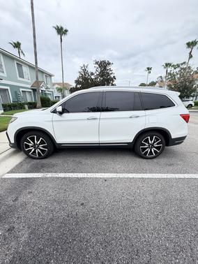 White 2022 Honda Pilot Touring 7-Passenger