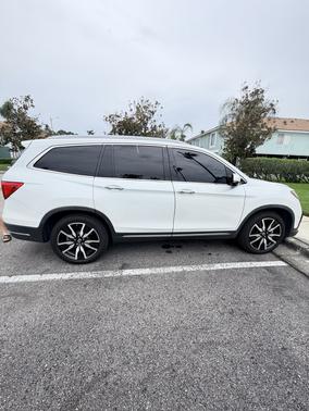 White 2022 Honda Pilot Touring 7-Passenger