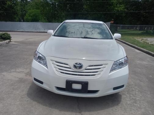 White 2009 Toyota Camry LE
