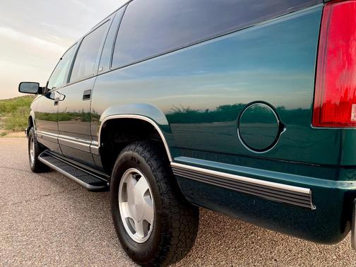 Green 1998 GMC Suburban 1500