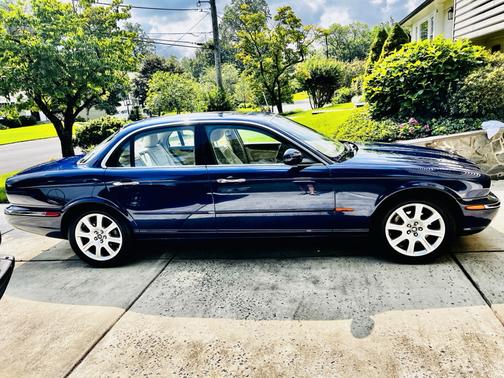 2004 Jaguar XJ8 Base