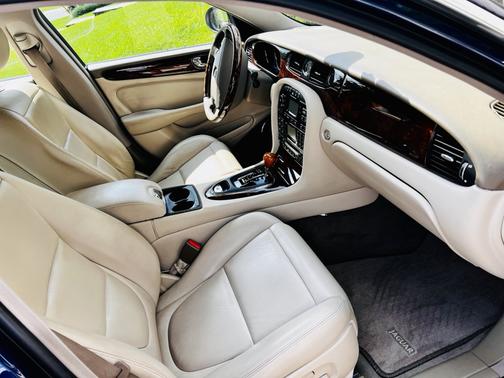 2004 Jaguar XJ8 Base