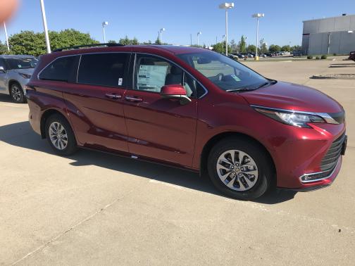 Photo 1 of 4 of 2022 Toyota Sienna XLE