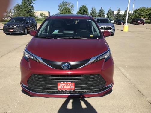 Photo 2 of 4 of 2022 Toyota Sienna XLE