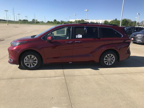 Photo 3 of 4 of 2022 Toyota Sienna XLE