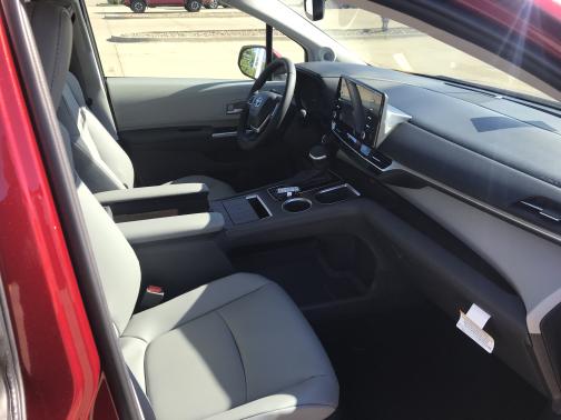 Photo 4 of 4 of 2022 Toyota Sienna XLE