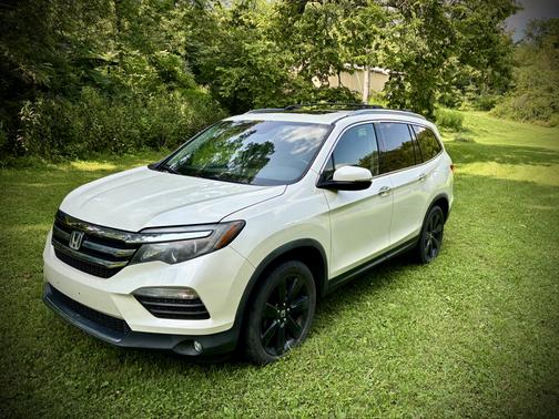 White 2017 Honda Pilot Elite