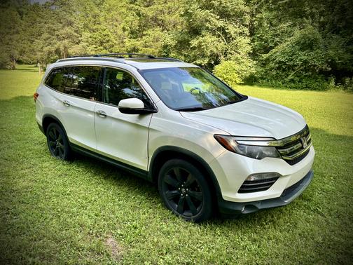 White 2017 Honda Pilot Elite