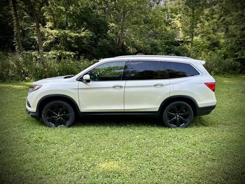 White 2017 Honda Pilot Elite