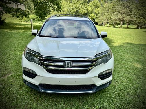 White 2017 Honda Pilot Elite