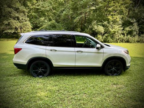 White 2017 Honda Pilot Elite