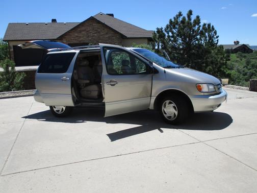 2000 Toyota Sienna XLE