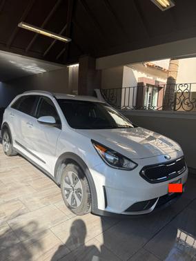 White 2019 Kia Niro LX